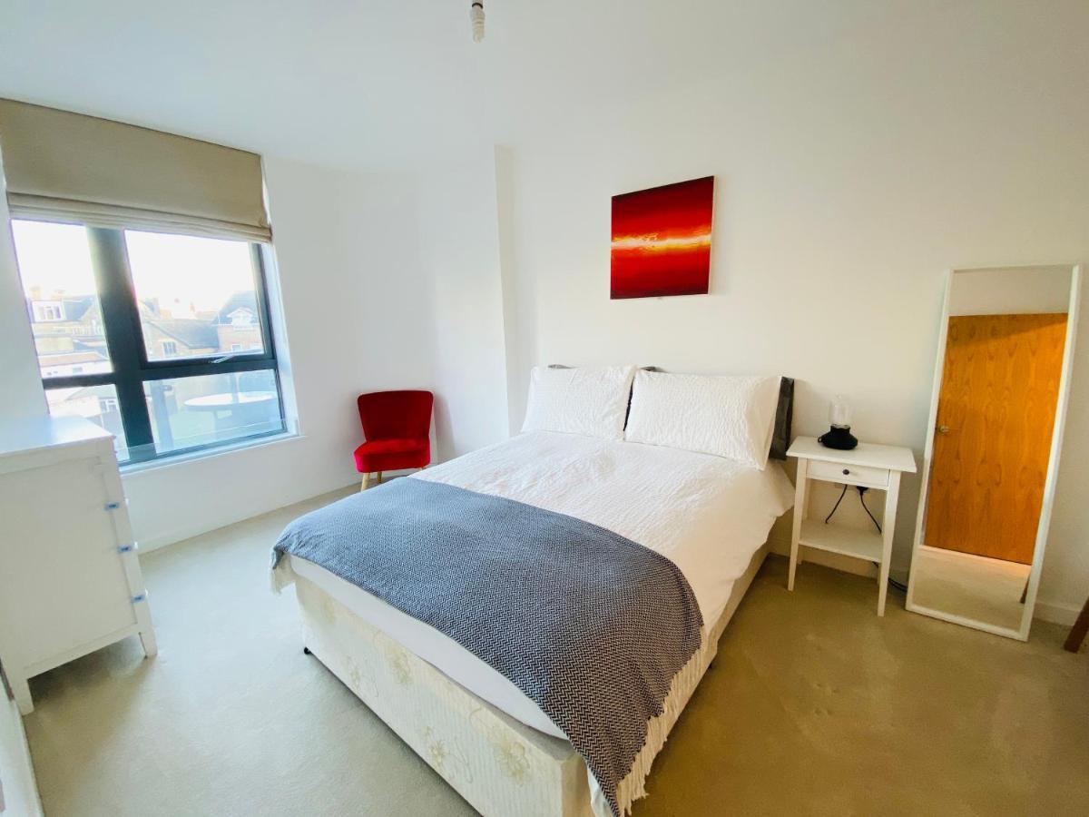 Spacious Two Bedroom Apartment In Balham ロンドン エクステリア 写真