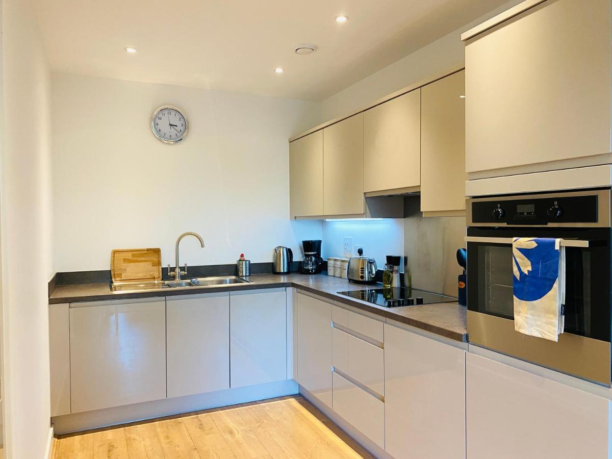 Spacious Two Bedroom Apartment In Balham ロンドン エクステリア 写真